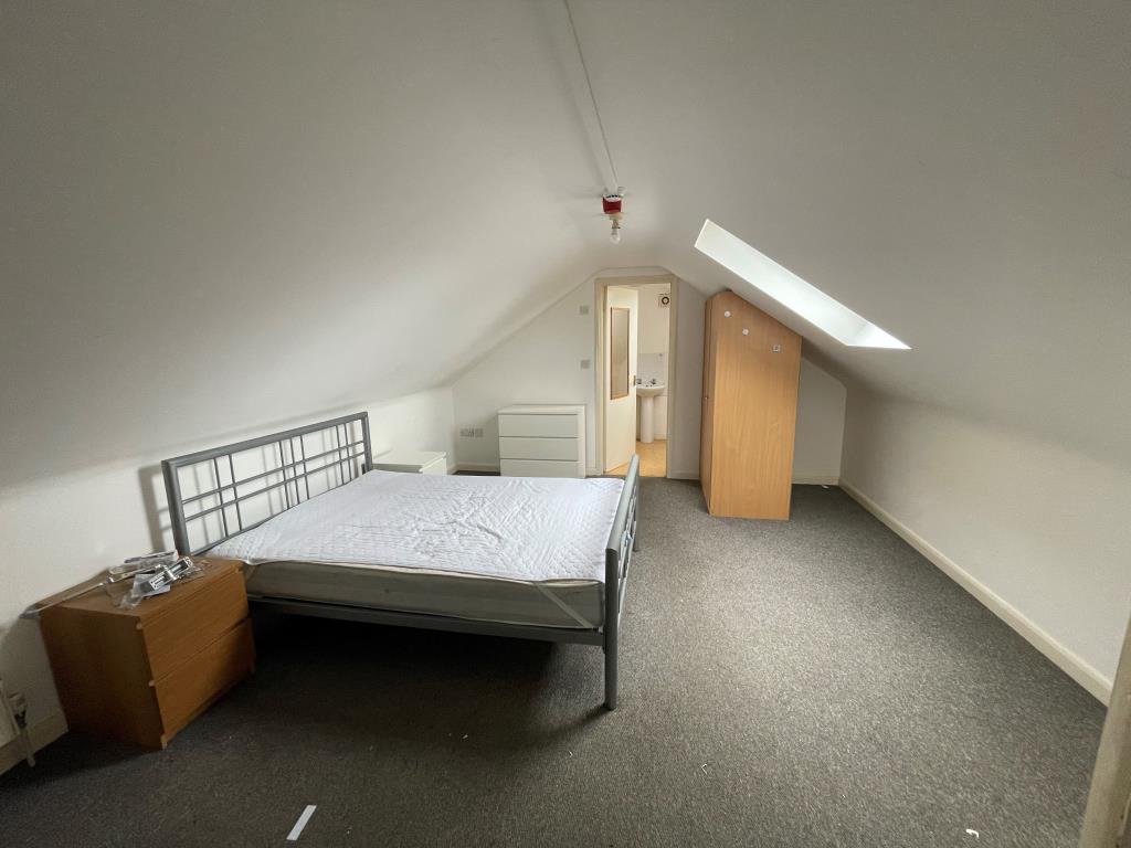 Lot: 15 - SIX LETTING ROOMS ALL WITH EN-SUITES - Bedroom six with en-suite